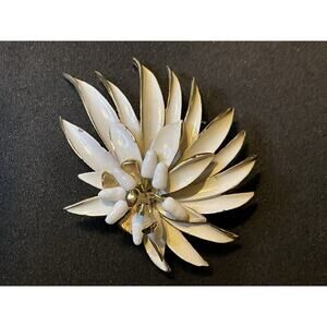 Kramer Milk Glass & Enamel Gold Tone Brooch 2 Small Flea Bites On Piece